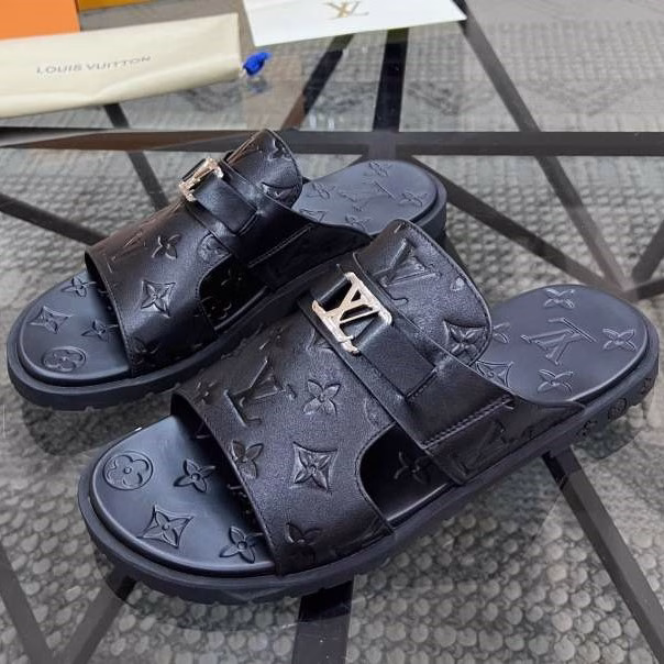 1 Top-tier purchasing agent: LV men's spring and summer slippers - Image 1