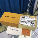 LV Runner Tatic men's sports shoes - Image 2