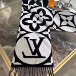 Louis Vuitton 2023 AutumnWinter Medallion Scarf - Image 4