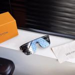 LOUIS VUITTON Ultra-Light Full-Print Sunglasses - Image 2