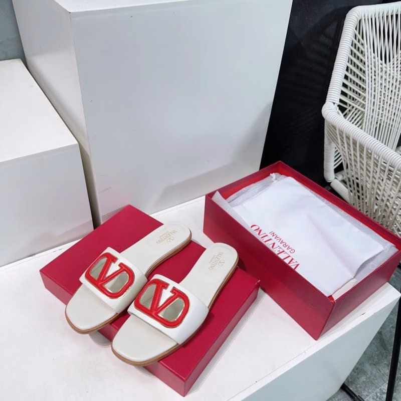 3 Valentino 2025 Spring/Summer New V-Buckle Flat Slippers - Image 1