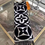 Louis Vuitton 2023 AutumnWinter Medallion Scarf - Image 3