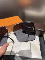 LV Women's Polarized Sunglasses - Image 6