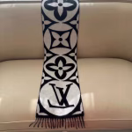 Louis Vuitton 2023 AutumnWinter Medallion Scarf - Image 9