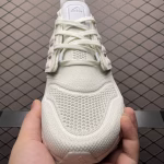 Adidas casual running shoes with ultra-elastic Boost midsole - Image 3