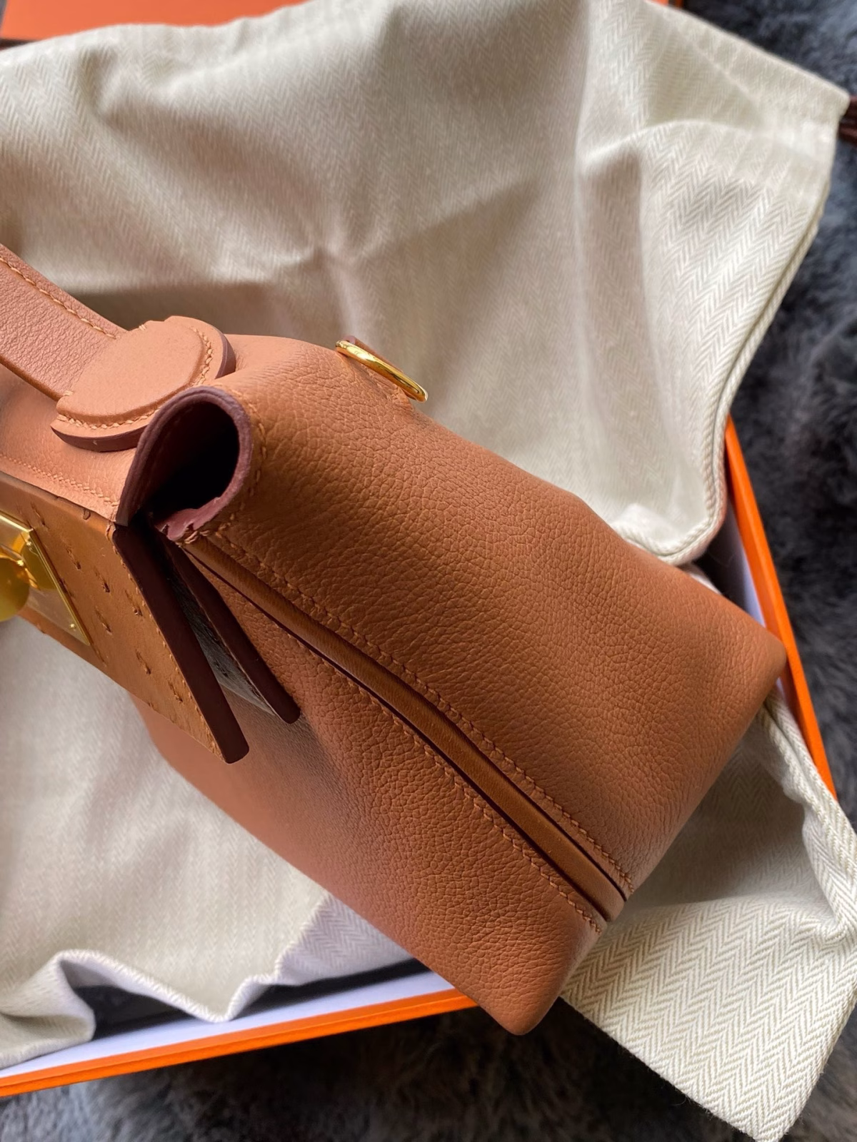 Hermes 24/24 Mini 21 Touch Bag in Gold Evercolor and Ostrich Leather - Image 8