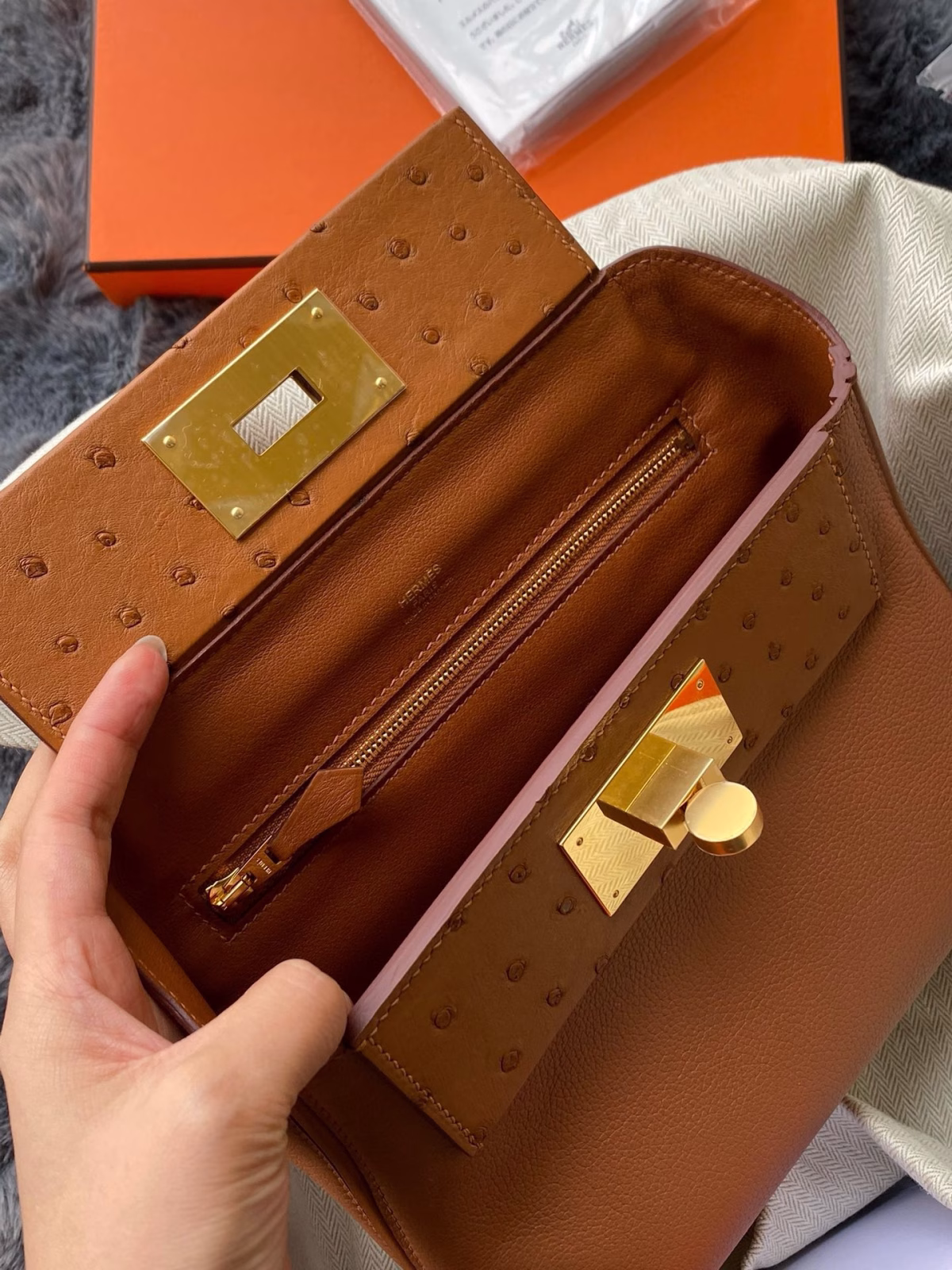Hermes 24/24 Mini 21 Touch Bag in Gold Evercolor and Ostrich Leather - Image 2