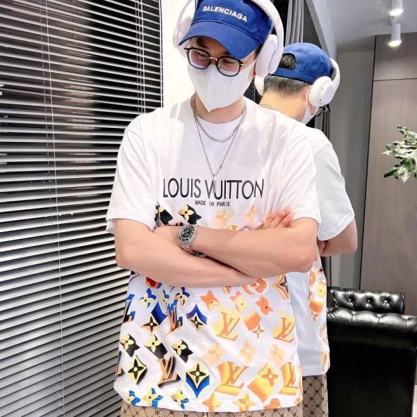 1 LV 2022 Spring/Summer Graffiti Print Oversized Short-Sleeve T-Shirt - Image 1