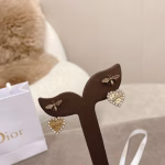 𝐃𝐈𝐎𝐑' 🐝𝐣𝐚𝐝𝐢𝐨𝐫 Vintage Little Bee Heart-shaped Rhinestone Earrings - Image 5