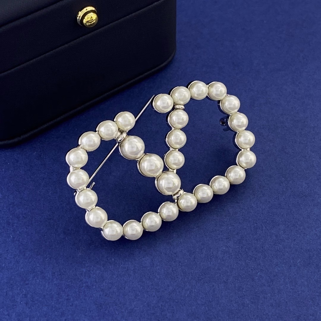 5 (1) Valentino's new style with letter V, irregular-sized resin pearls - Image 1