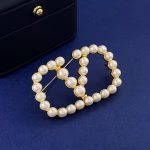 Valentino's new style with letter V, irregular-sized resin pearls - Image 6