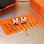 Hermès earrings, 1:1 original from the counter. New starry sky H Hermès earrings, super good texture, exquisite craftsmanship, very versatile and cute 😜😜, in stock.