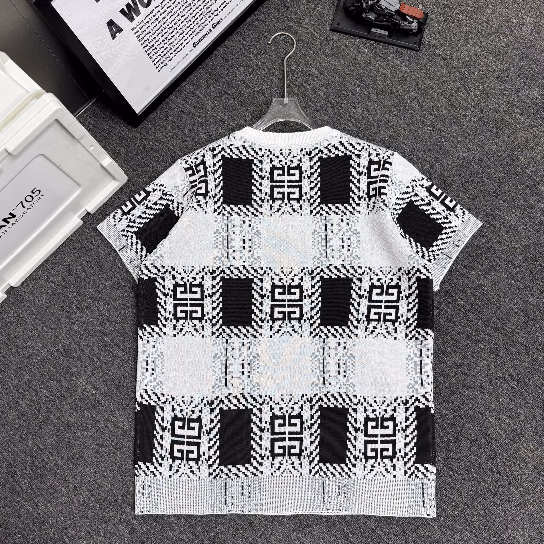 7 Givenchy's new knitted crewneck sweater - Image 1