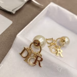 𝐃𝐈𝐎𝐑' 𝐝𝐢𝐨𝐫 Pearl Earrings with Mixed Case Letters - Image 4
