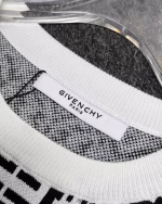 Givenchy's new knitted crewneck sweater - Image 5