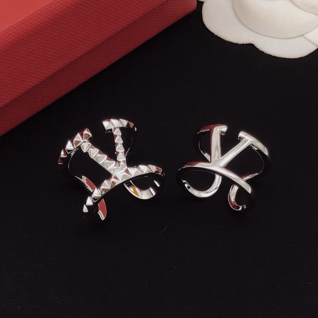 8 (7) Valentino Silver glossy ring - Image 1