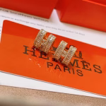 Hermès earrings, 1:1 original from the counter. New starry sky H Hermès earrings, with excellent texture, exquisite craftsmanship, very versatile and cute.